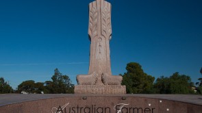 Big things in Australia: The Australian Farmer in Wudinna by sculptor Marijan Bekic and his son David